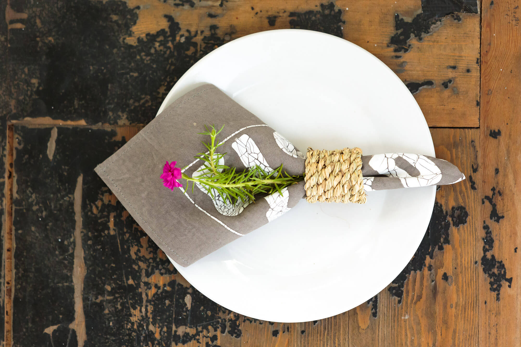 Do good and look good with our dark taupe napkins, made in ethically certified conditions.